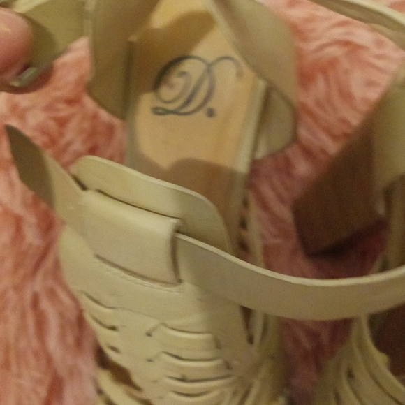 D heels - Picture 4 of 9